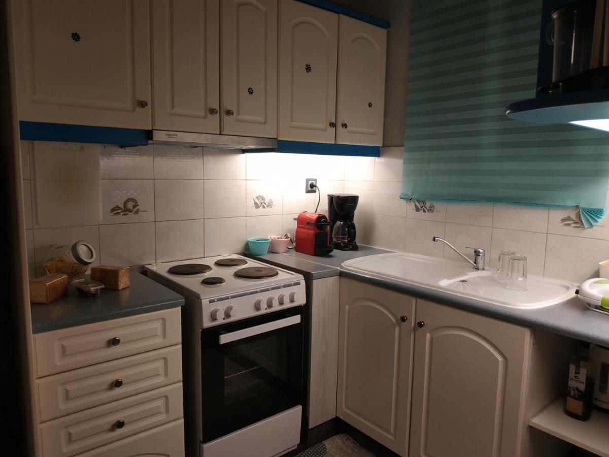 Cozy Apartment Near Metro Station Agia Marina Atenas Exterior foto